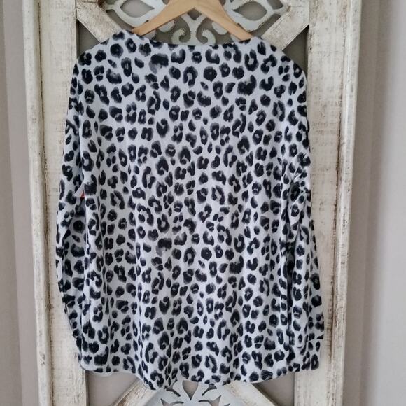 Gibsonlook Women's Long Sleeve V-neck Fleece Top Ivory Black Snow Leopard Print - Picture 7 of 7